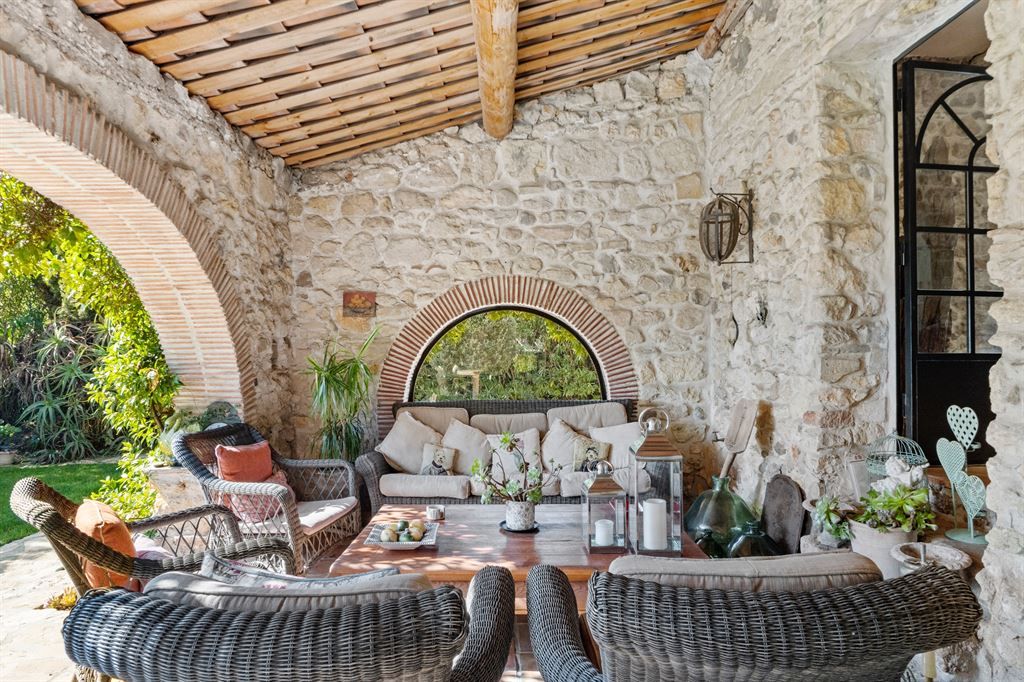 mansion 10 Rooms for sale on BIOT (06410)