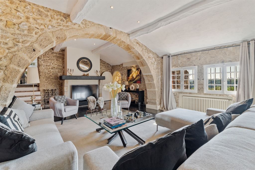 mansion 10 Rooms for sale on BIOT (06410)