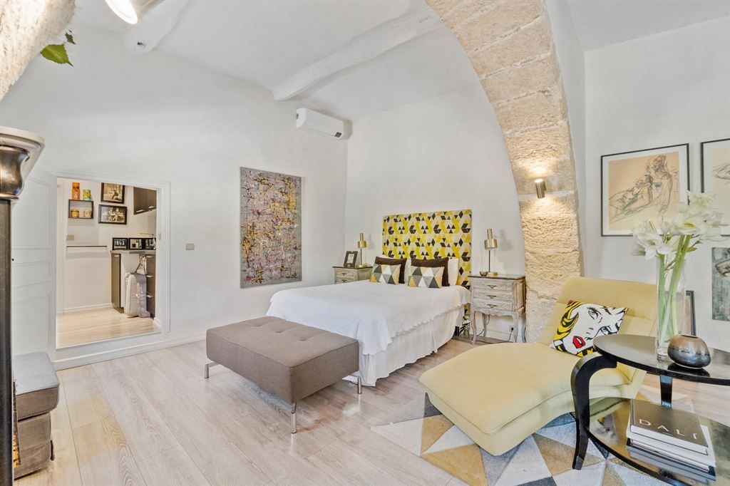 mansion 10 Rooms for sale on BIOT (06410)