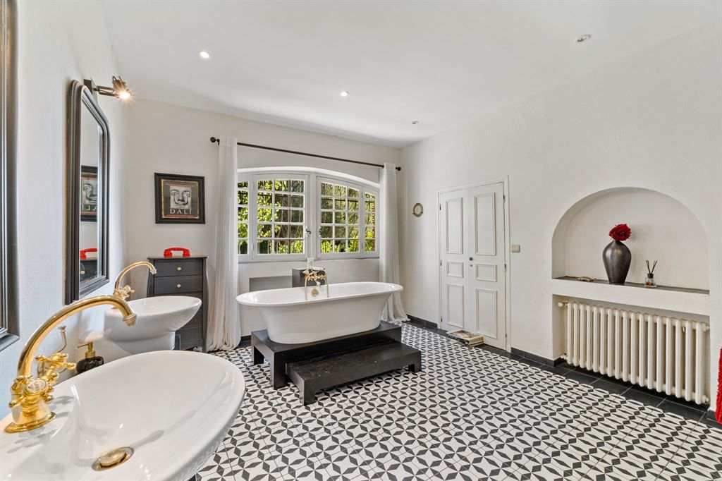 mansion 10 Rooms for sale on BIOT (06410)