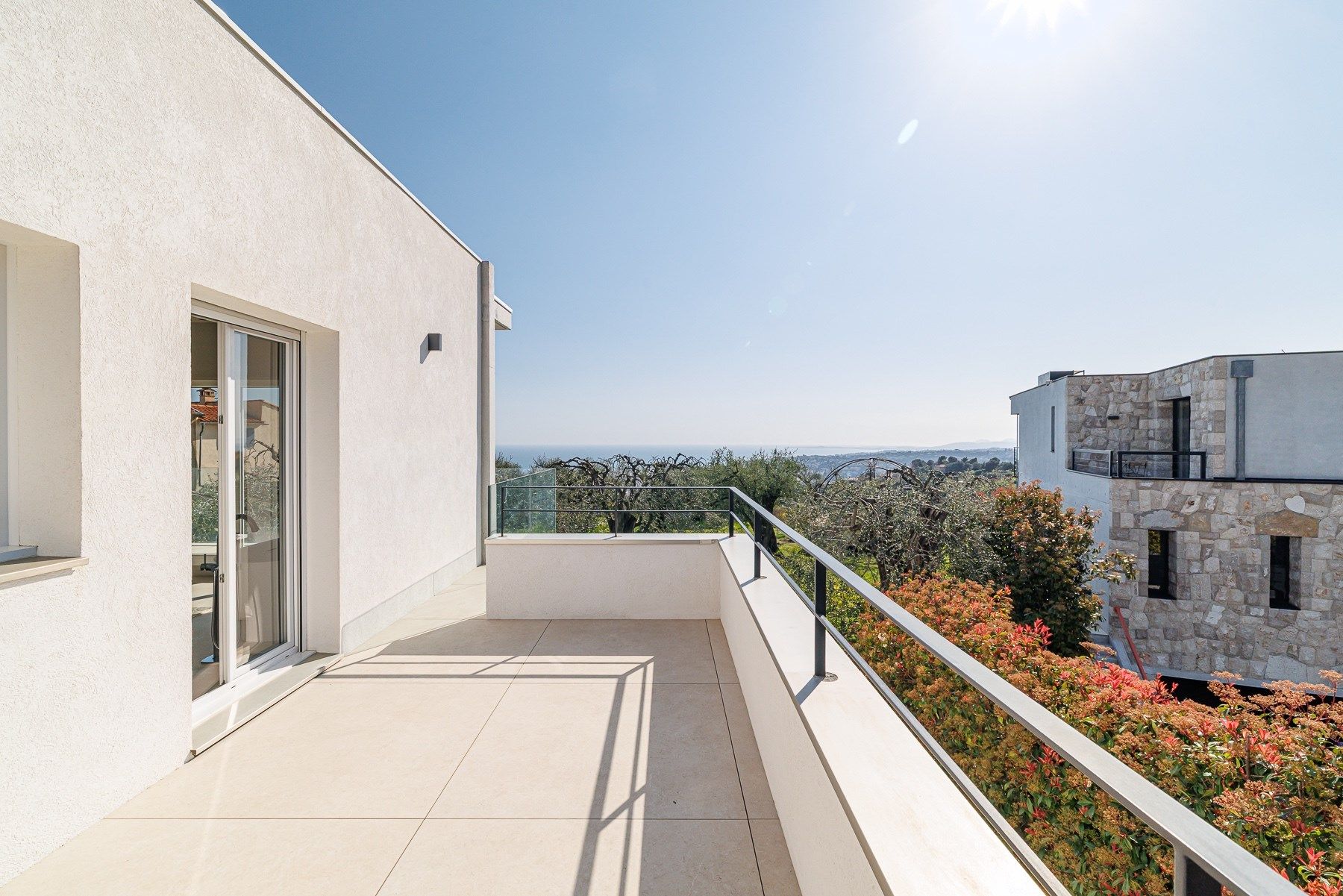 contemporary house 5 Rooms for sale on NICE (06000)