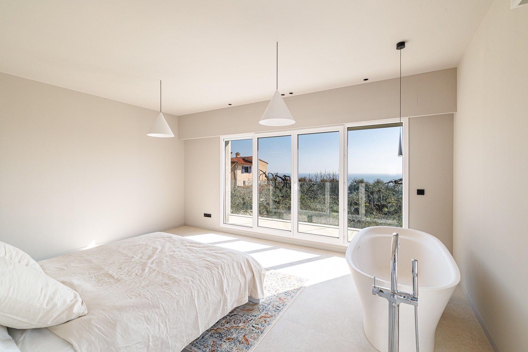 contemporary house 5 Rooms for sale on NICE (06000)