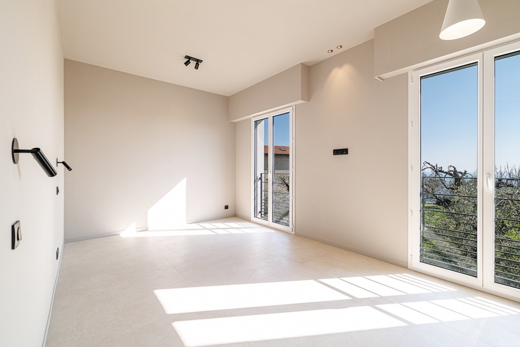 contemporary house 5 Rooms for sale on NICE (06000)