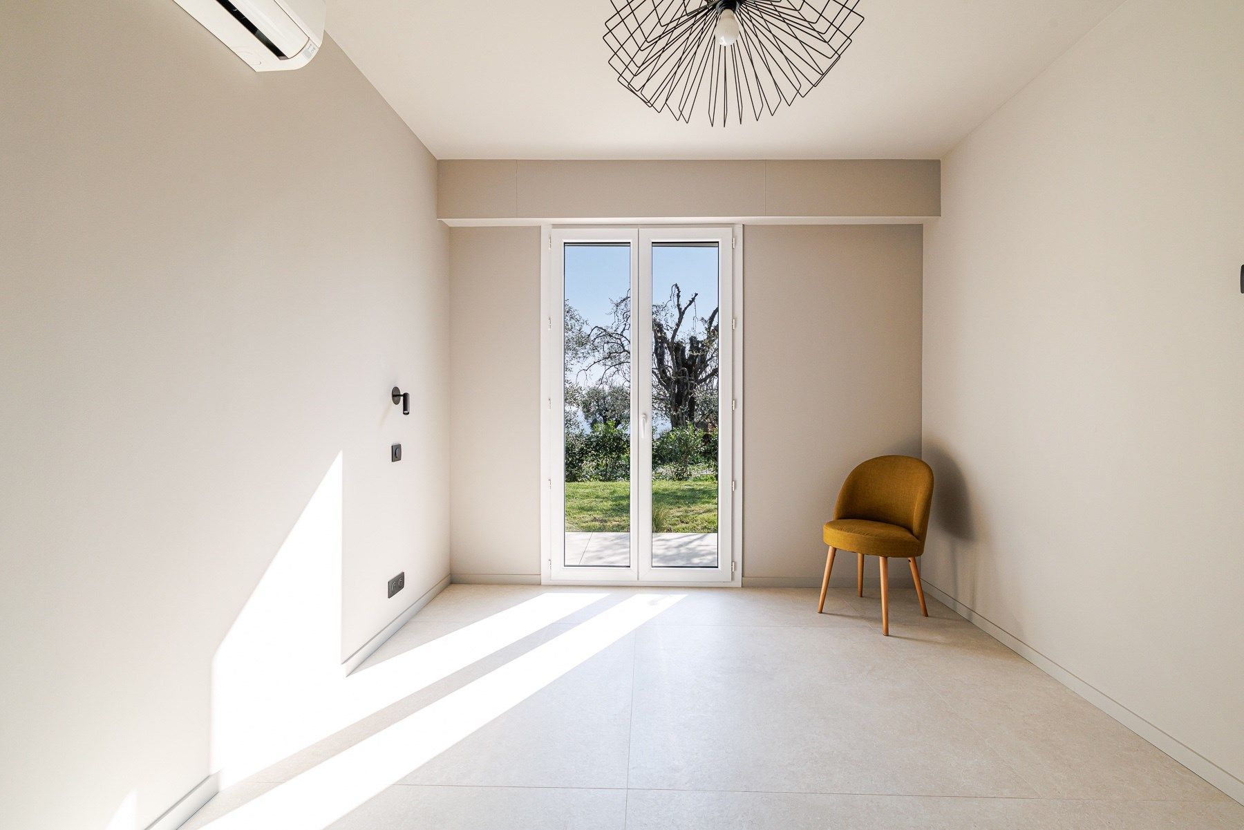 contemporary house 5 Rooms for sale on NICE (06000)