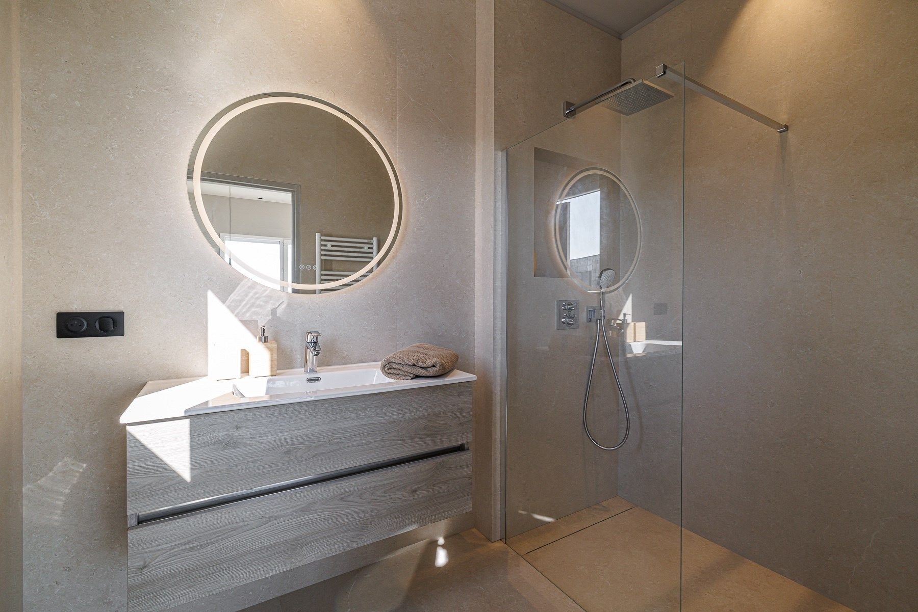 contemporary house 5 Rooms for sale on NICE (06000)