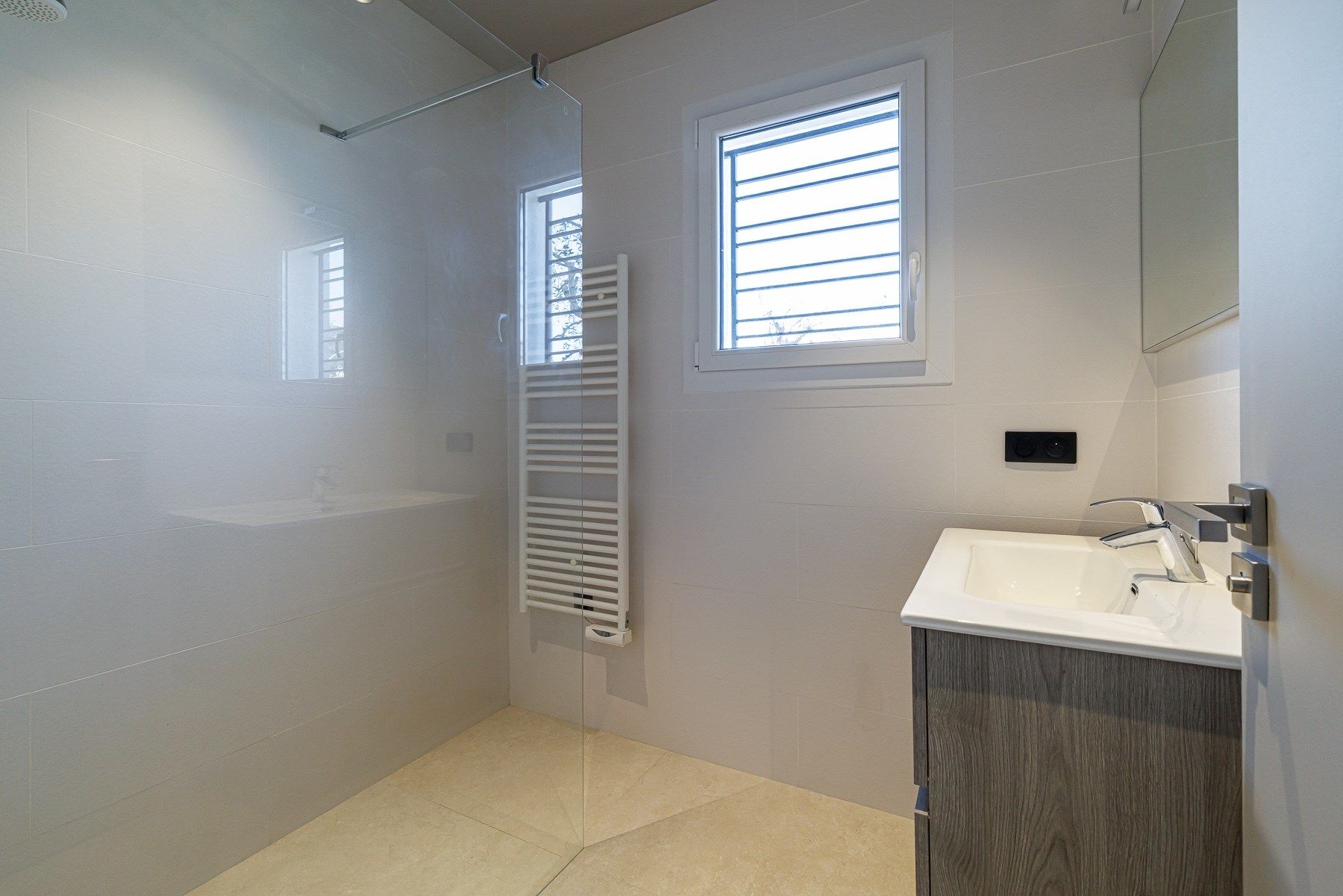 contemporary house 5 Rooms for sale on NICE (06000)