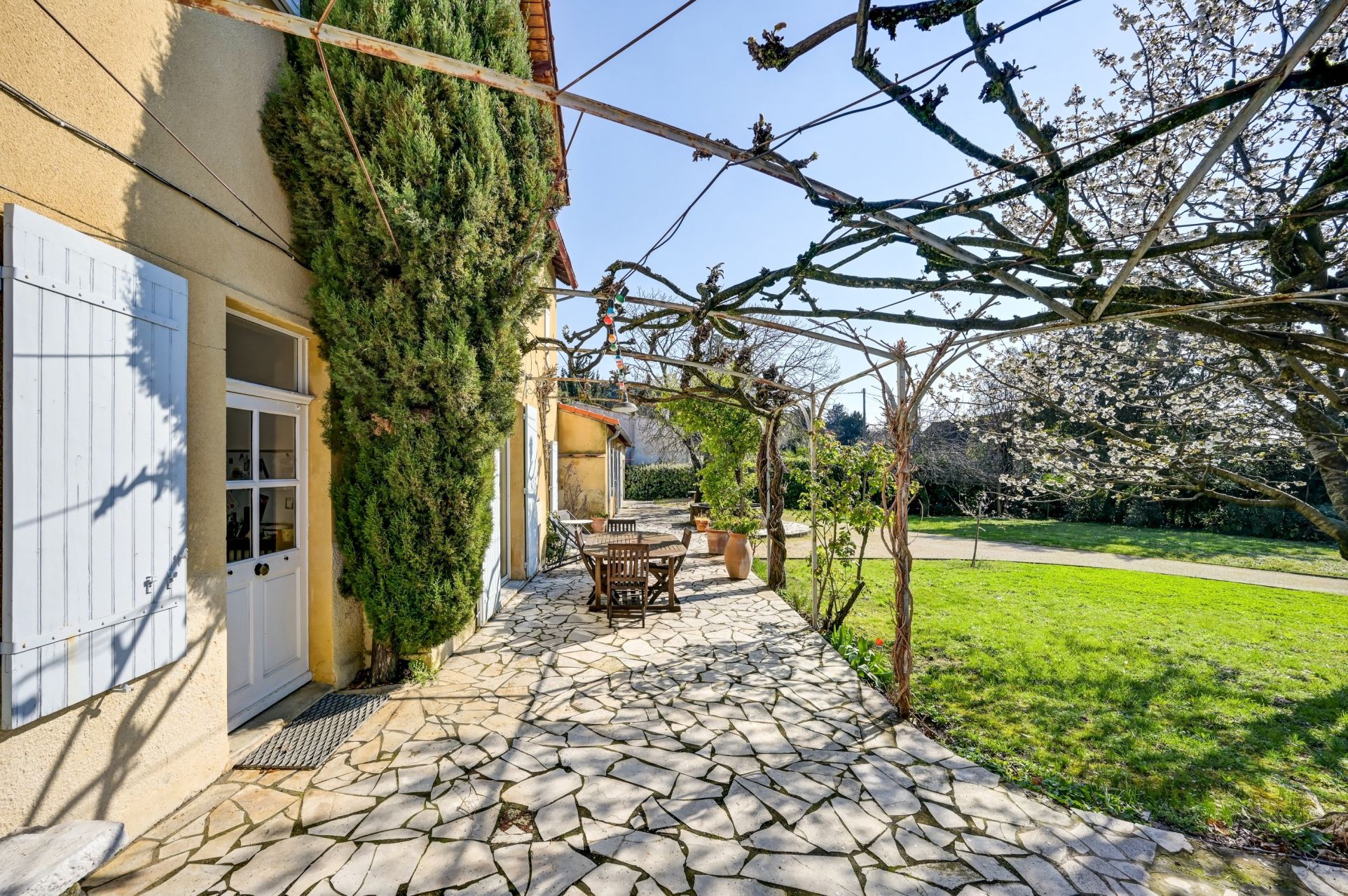 luxury house 7 Rooms for sale on LES ANGLES (30133)