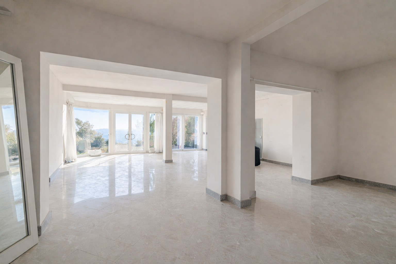 luxury construction to be renovated 8 Rooms for sale on NICE (06000)