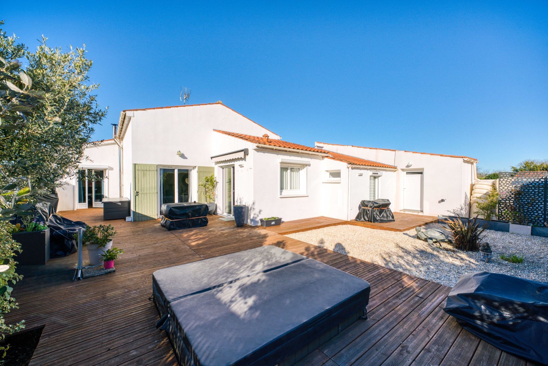 luxury house 4 Rooms for sale on BREUILLET (17920)
