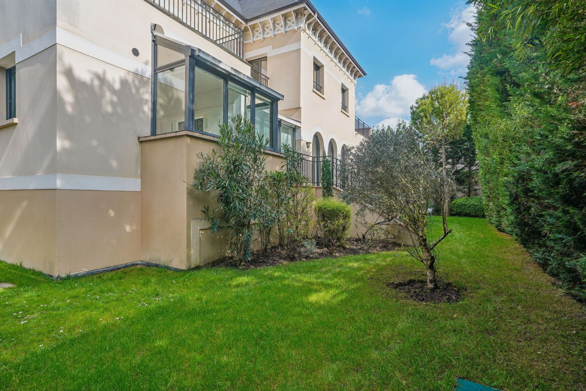 luxury house 6 Rooms for sale on LA VARENNE ST HILAIRE (94210)