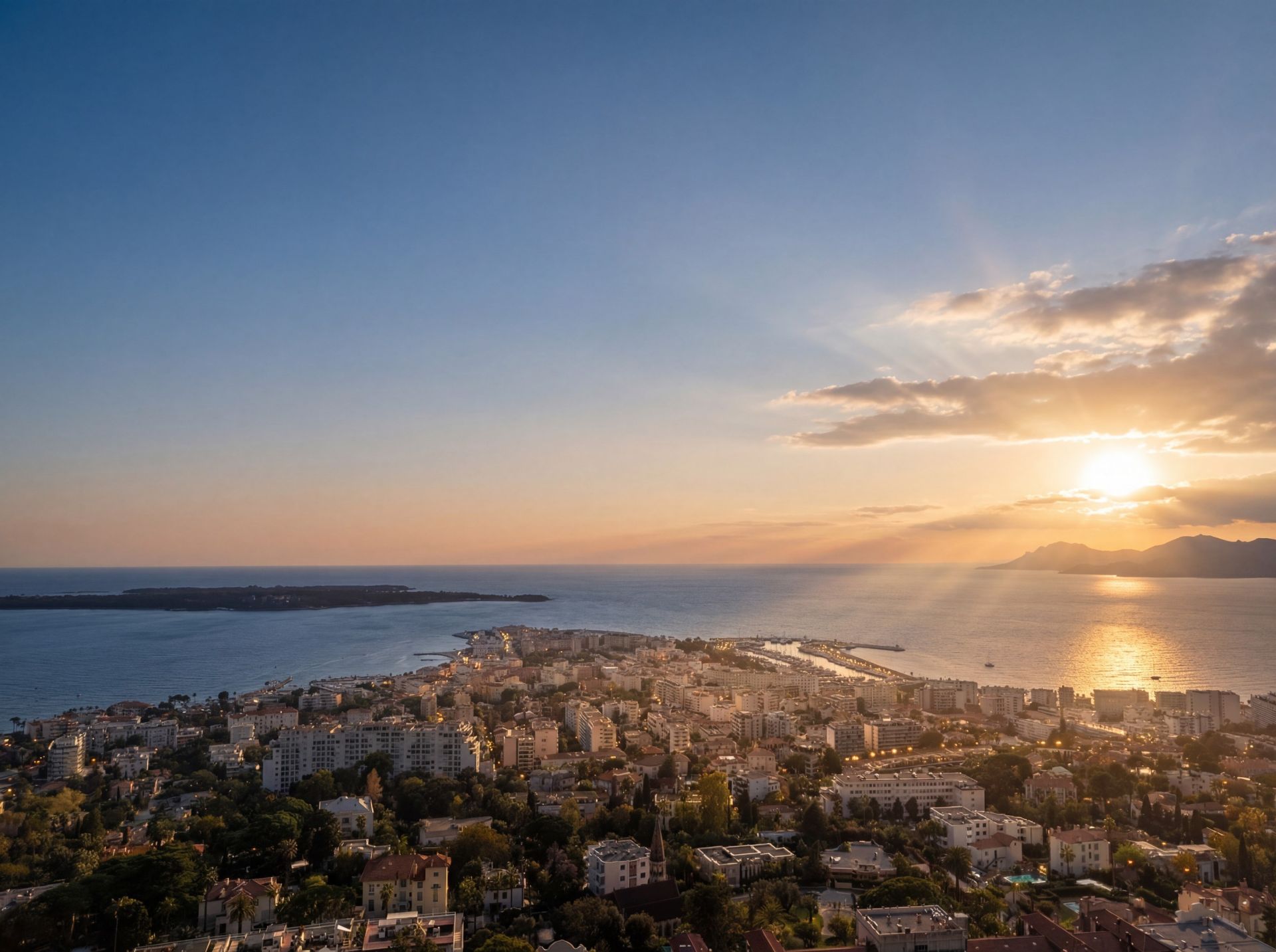 luxury apartment 2 Rooms for sale on CANNES (06400)