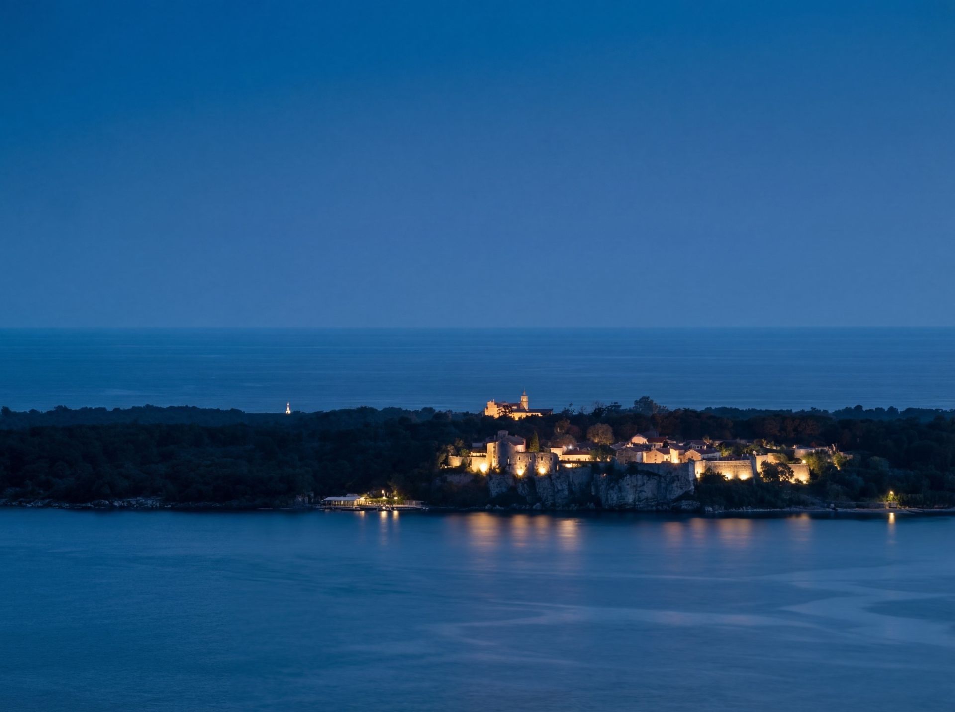 luxury apartment 2 Rooms for sale on CANNES (06400)