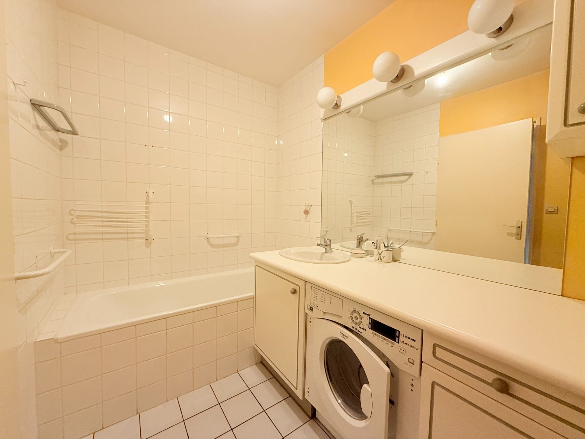 luxury apartment 5 Rooms for sale on LILLE (59800)