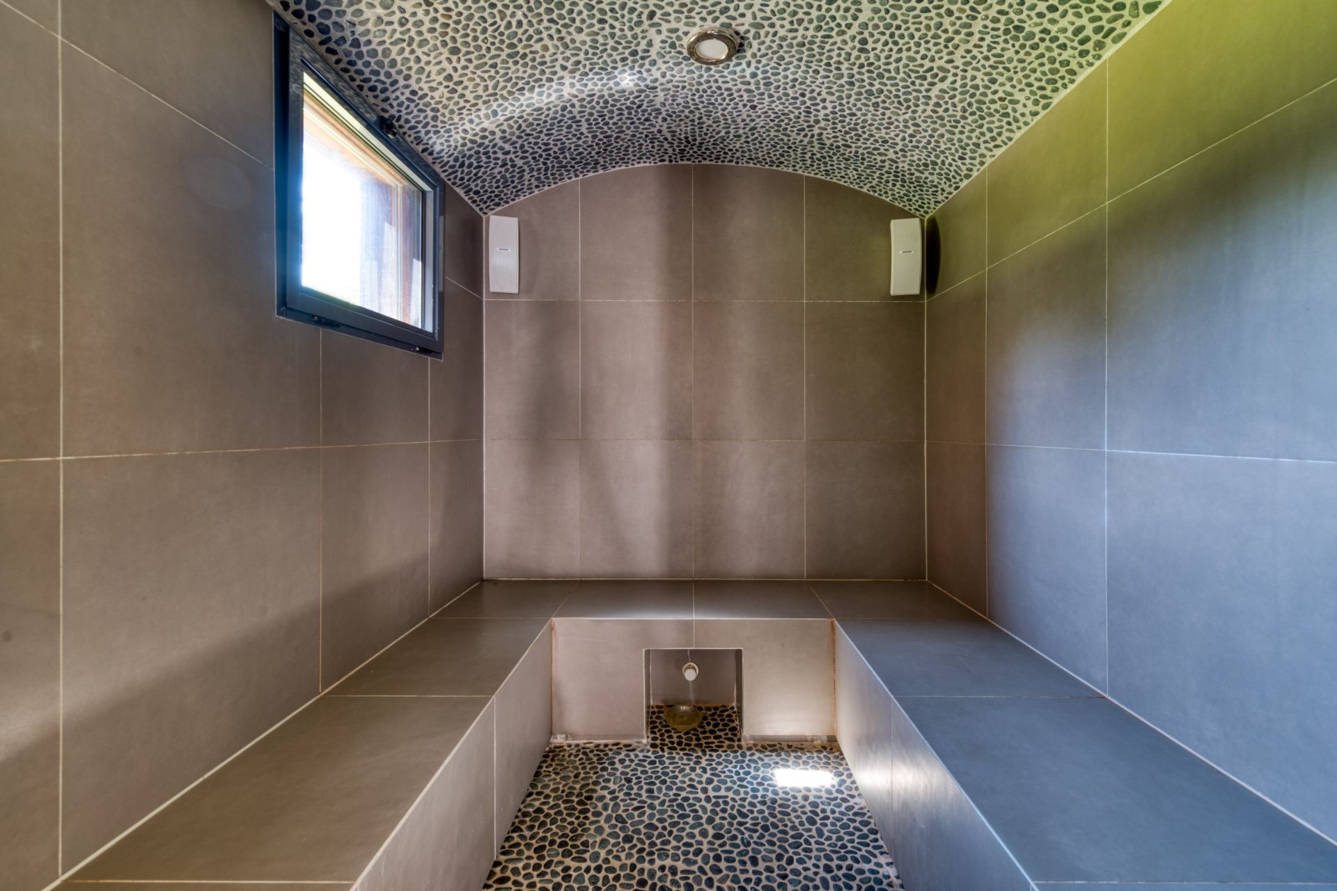 luxury house 9 Rooms for sale on SCIEZ (74140)