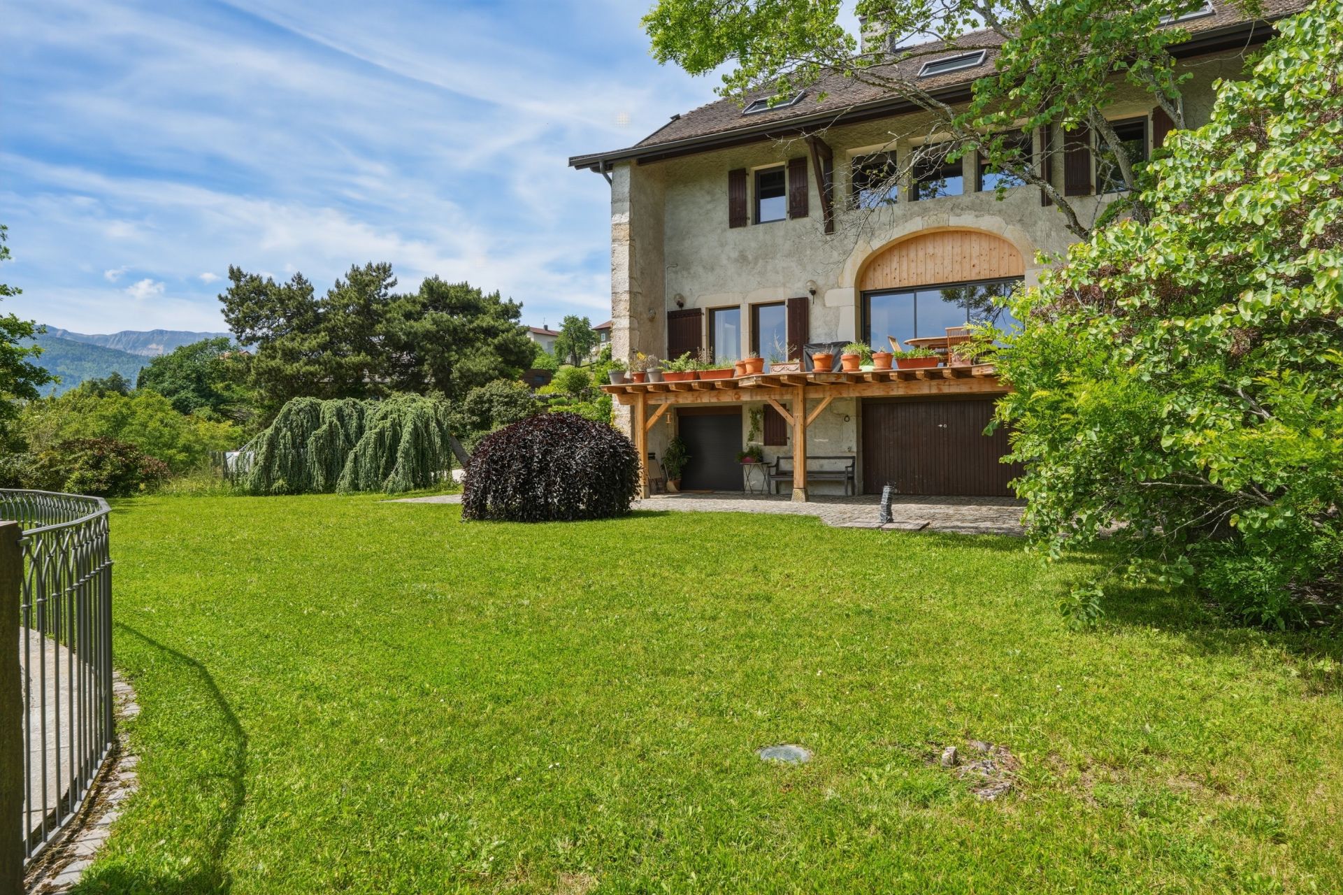 luxury house 12 Rooms for sale on GRILLY (01220)