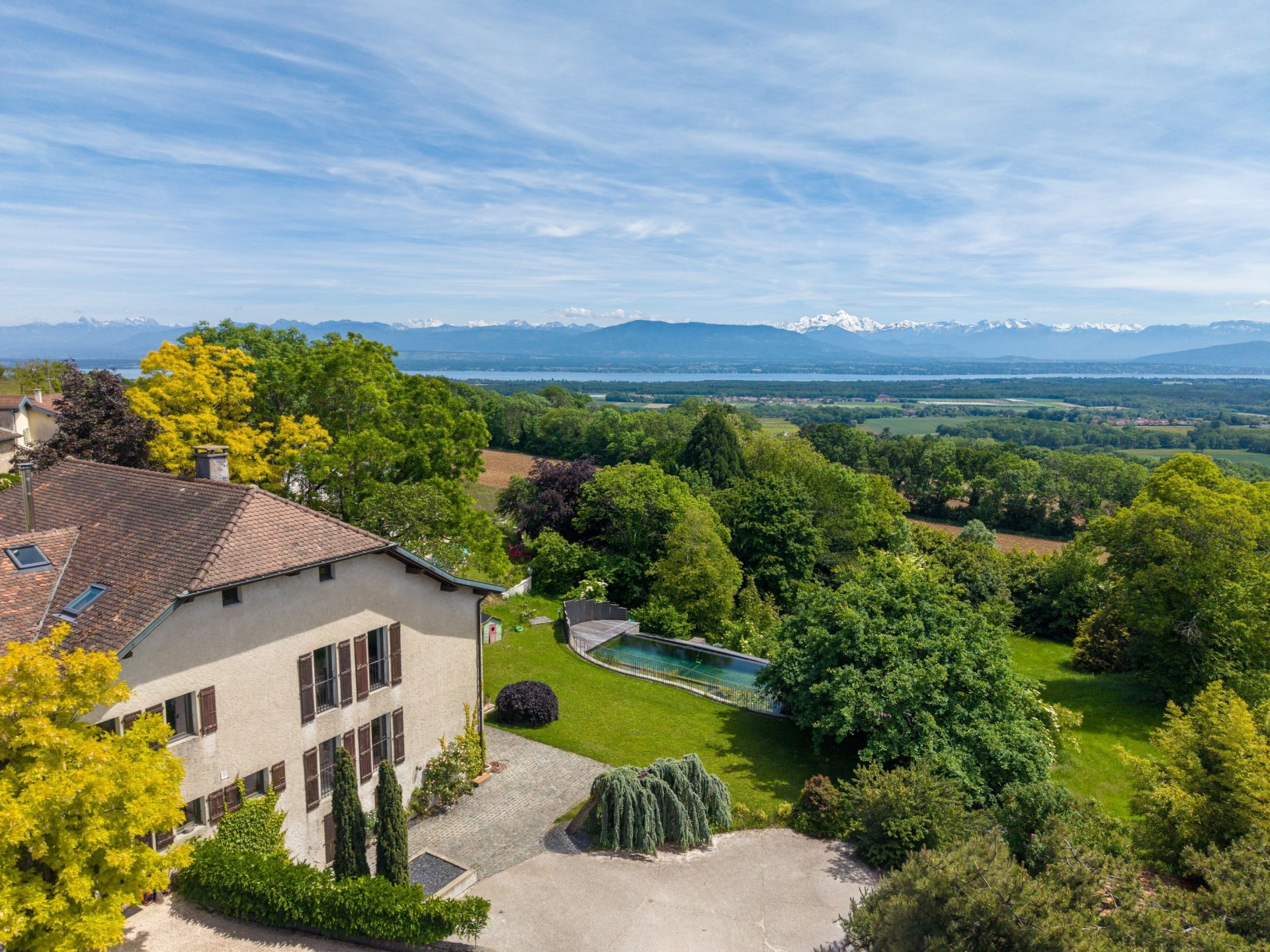 luxury house 12 Rooms for sale on GRILLY (01220)