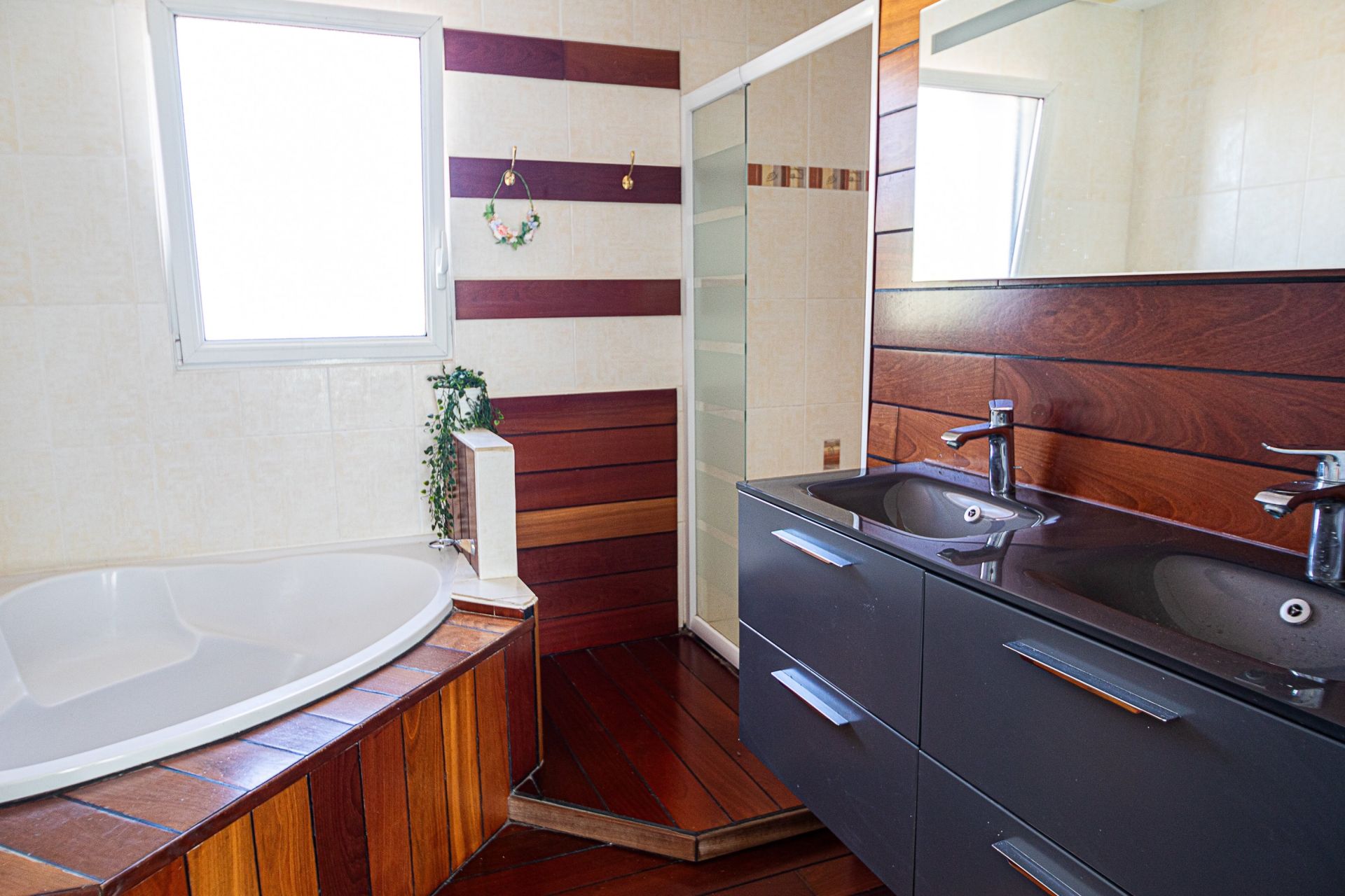 luxury house 9 Rooms for sale on PLOURHAN (22410)