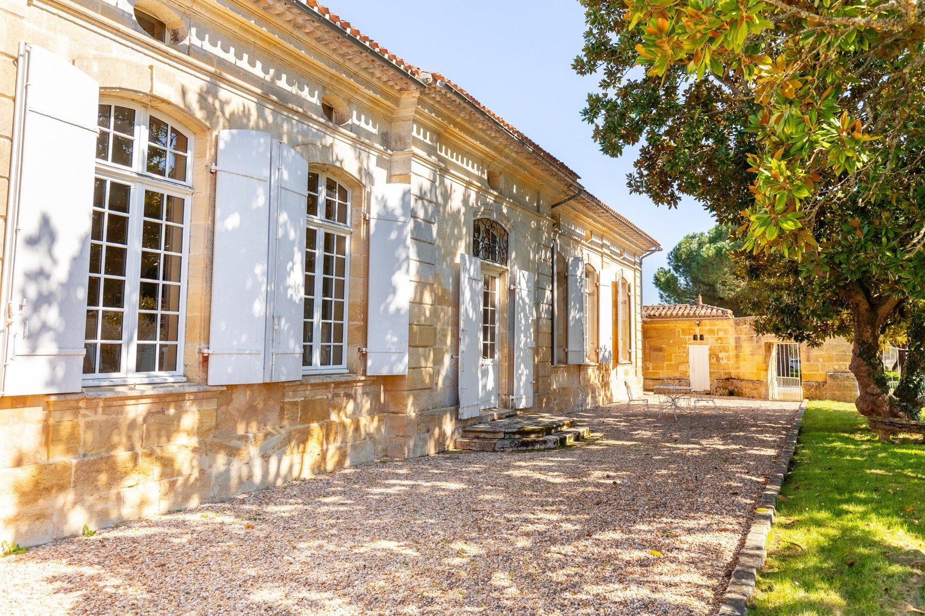 luxury property 12 Rooms for sale on BORDEAUX (33000)