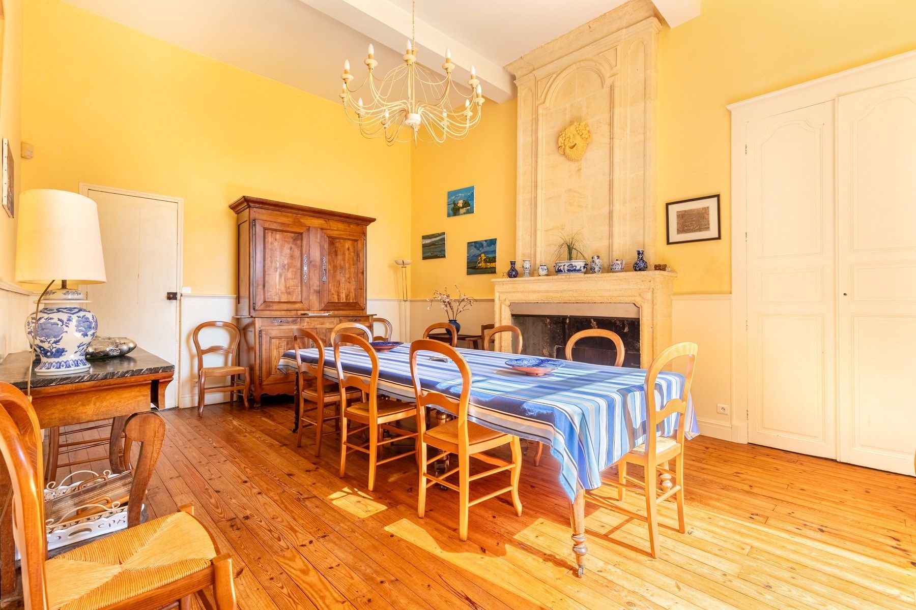 luxury property 12 Rooms for sale on BORDEAUX (33000)