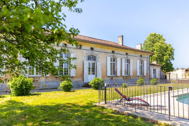 luxury property 12 Rooms for sale on BORDEAUX (33000)
