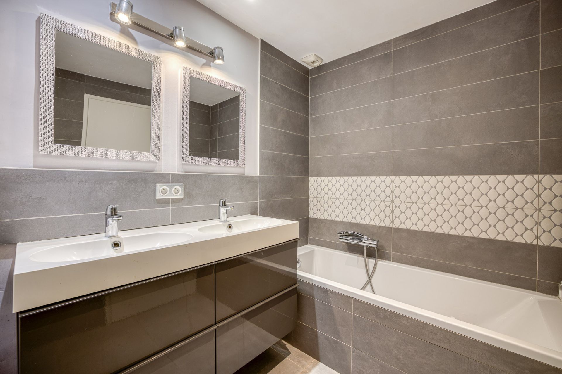 luxury house 10 Rooms for sale on BLUFFY (74290)