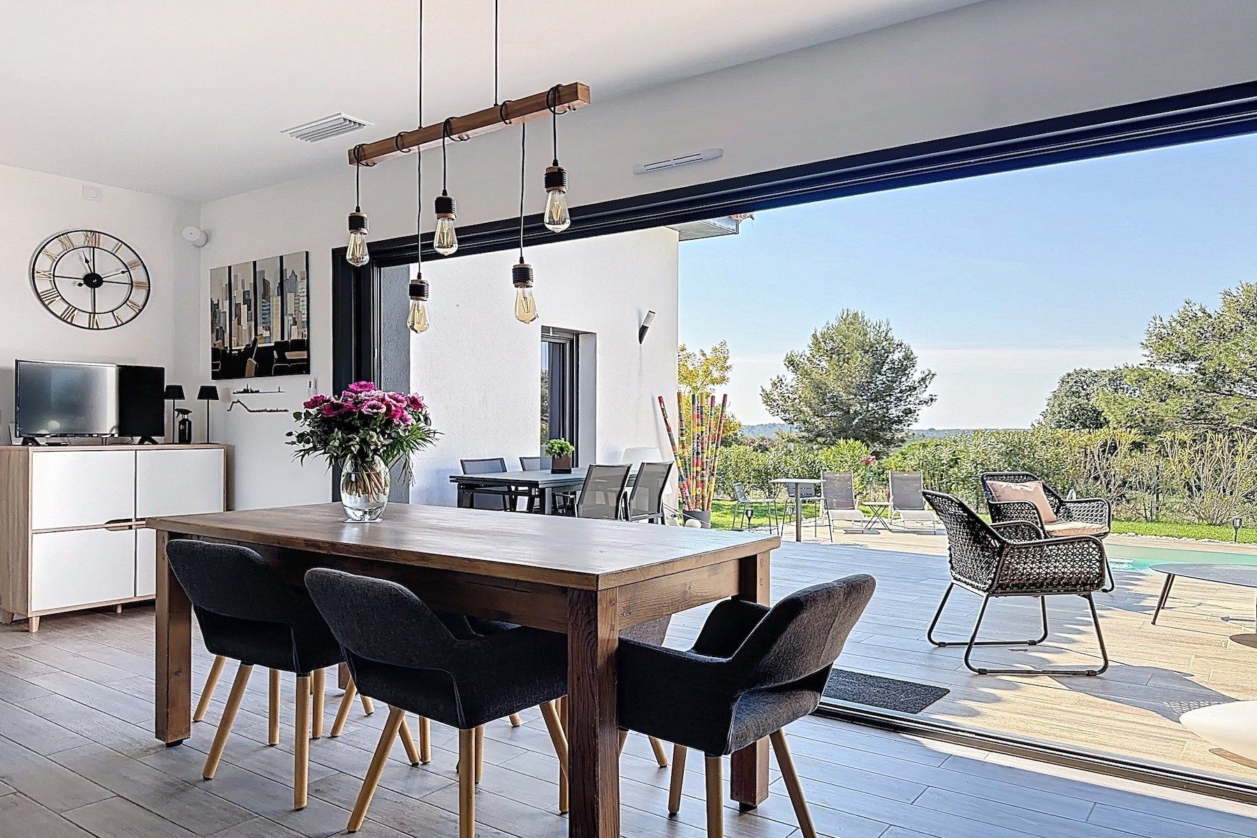 luxury villa 5 Rooms for sale on NIMES (30900)