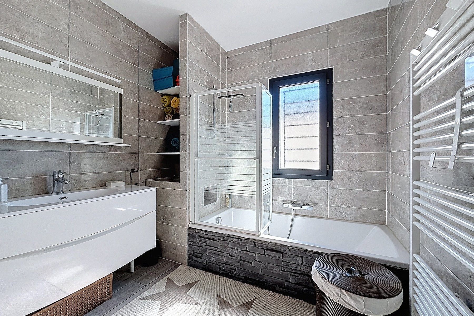 luxury villa 5 Rooms for sale on NIMES (30900)