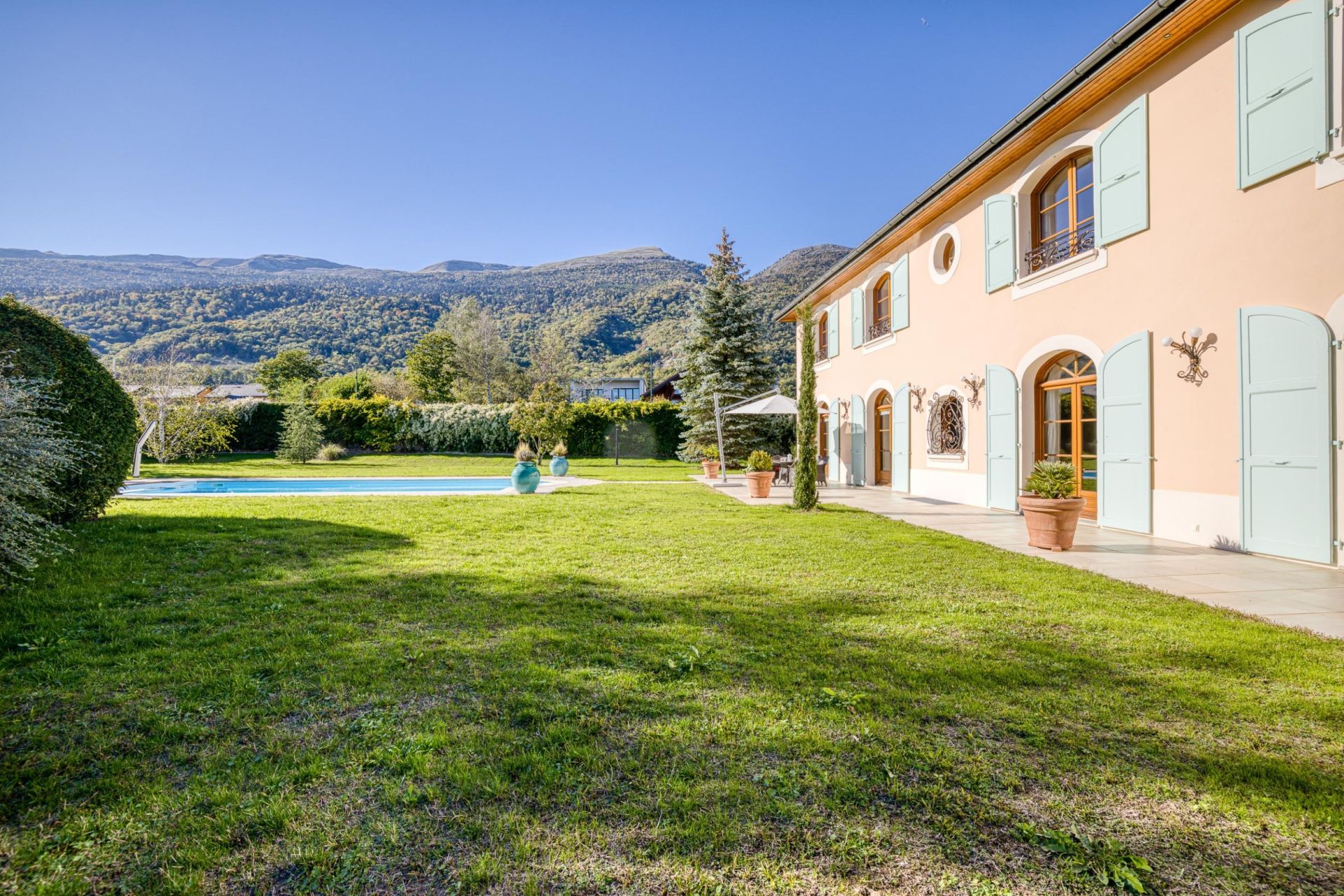 maison de luxe 12 Pièces en vente sur ECHENEVEX (01170)