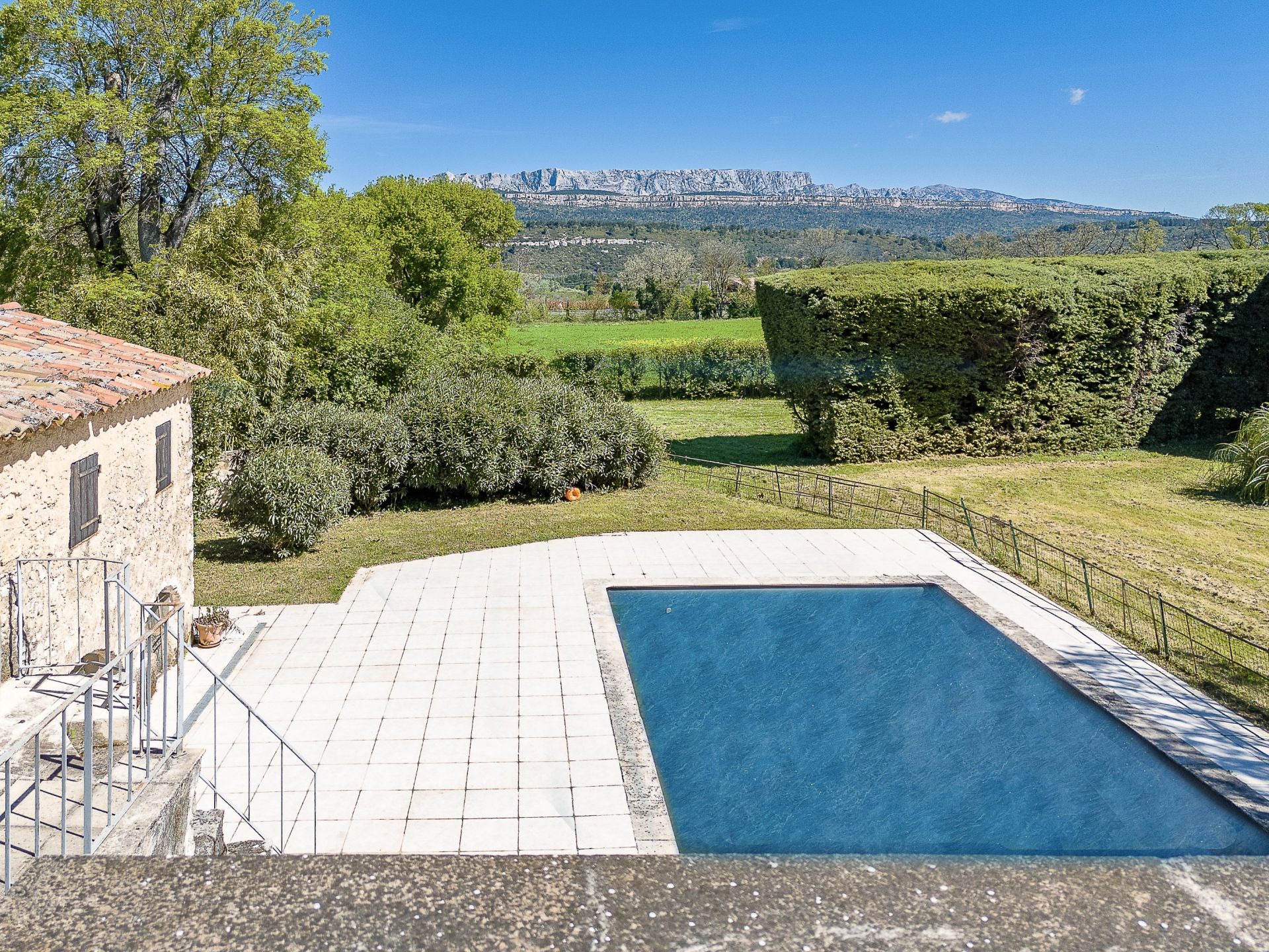 luxury house 10 Rooms for sale on FUVEAU (13710)