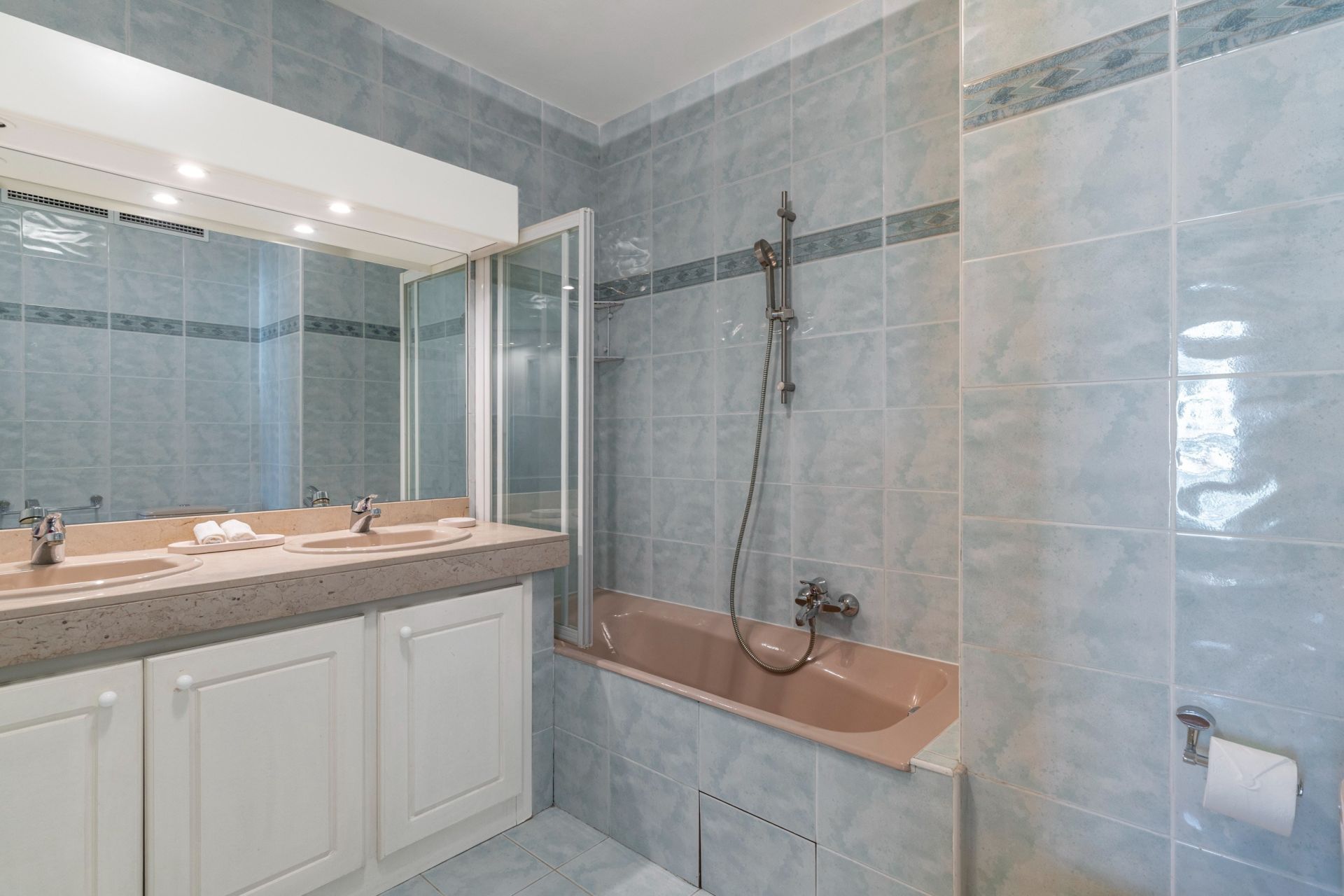 luxury apartment 4 Rooms for sale on NICE (06000)