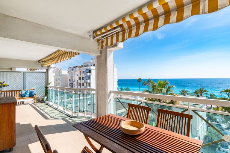 luxury apartment 4 Rooms for sale on NICE (06000)
