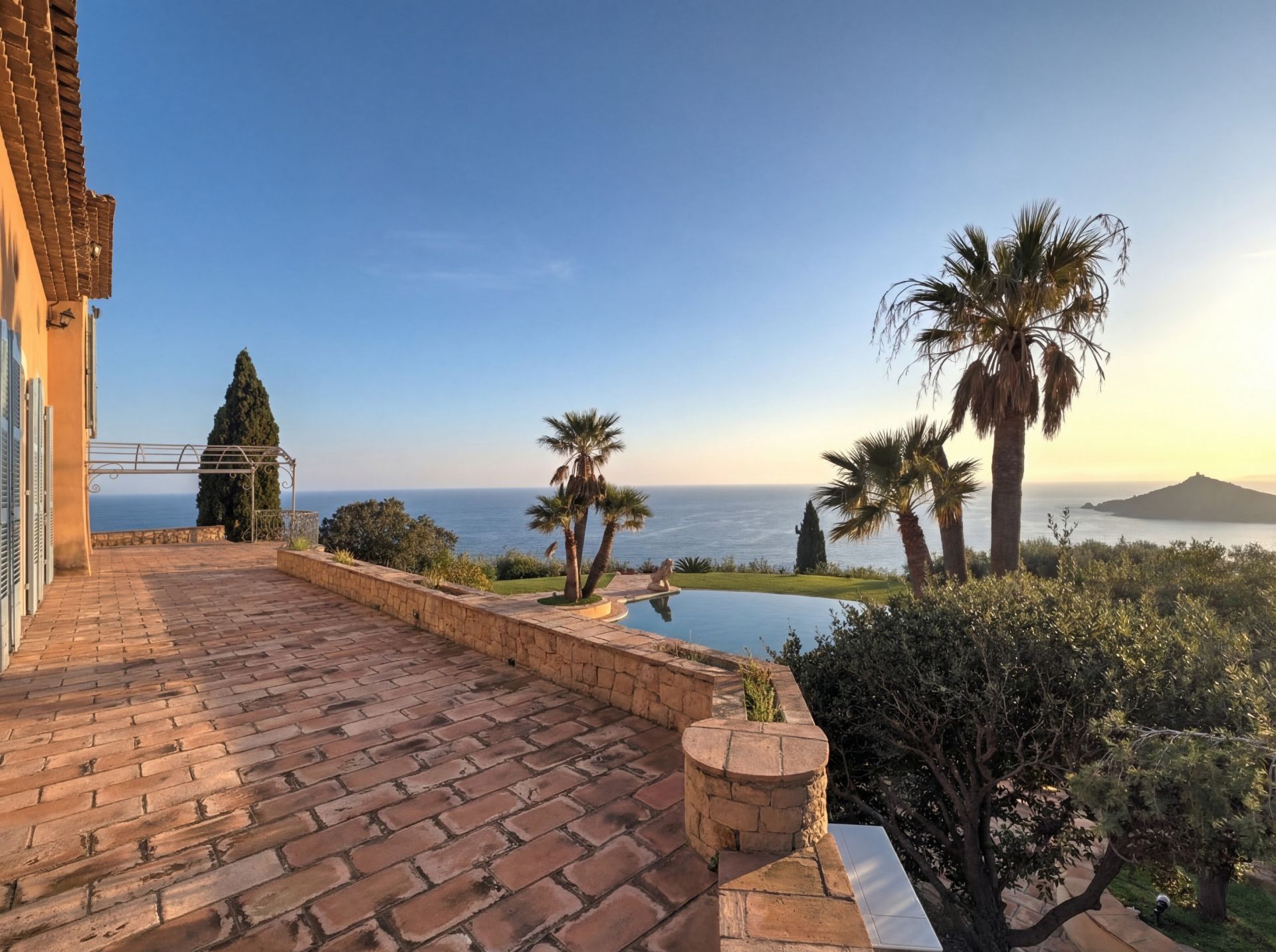 bastide 7 Rooms for sale on ST RAPHAEL (83700)