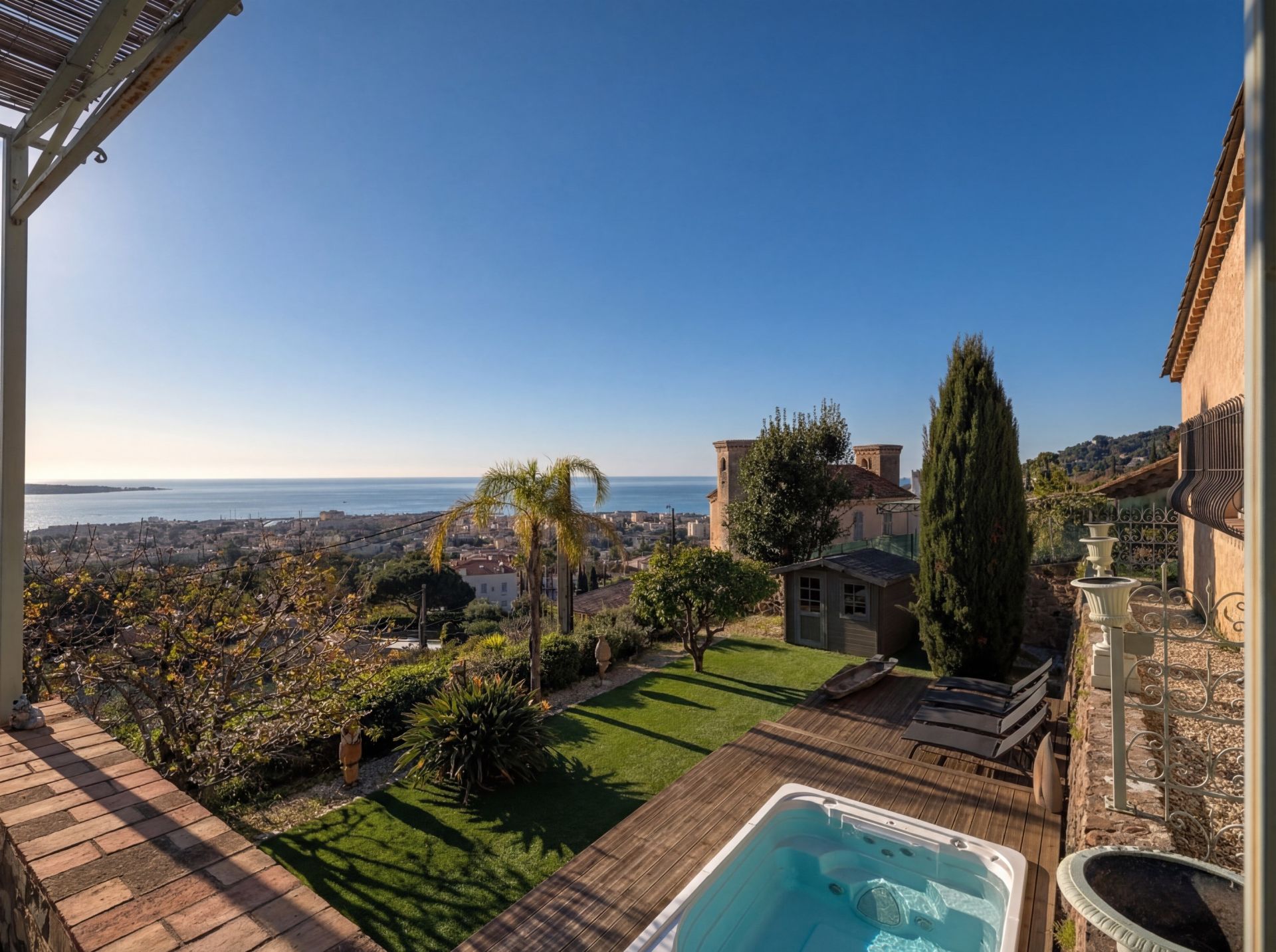 luxury villa 5 Rooms for sale on LE GOLFE JUAN (06220)