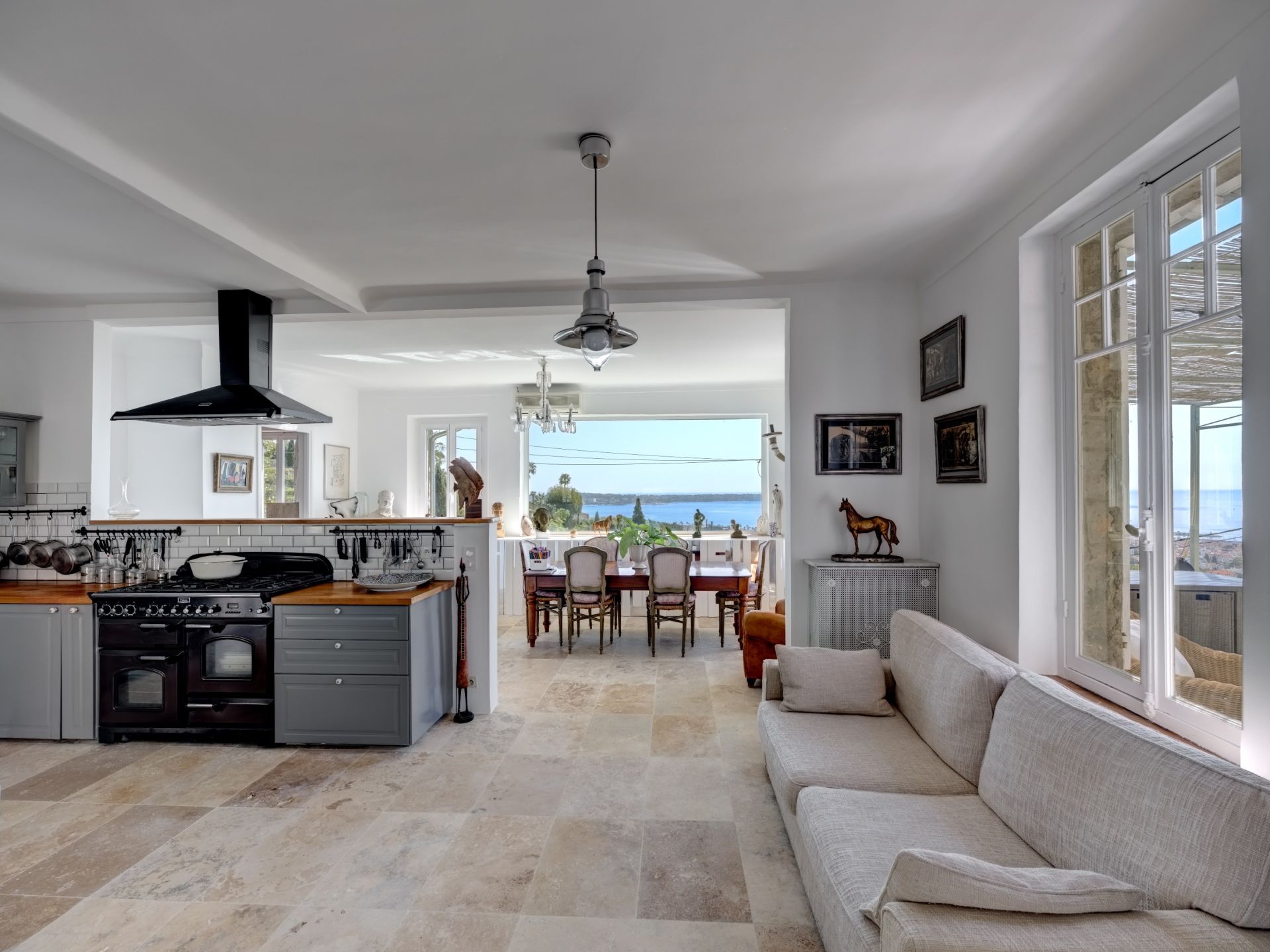 luxury villa 5 Rooms for sale on LE GOLFE JUAN (06220)