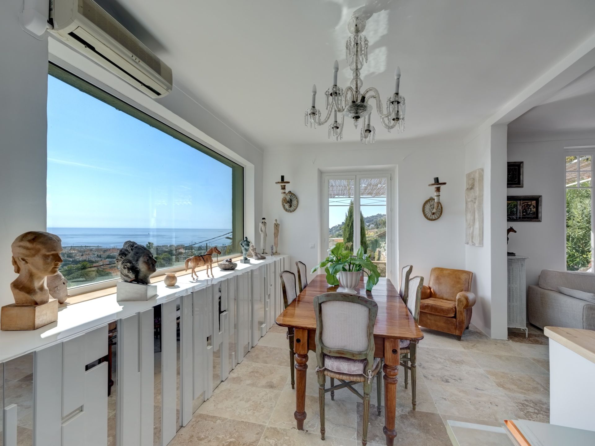 luxury villa 5 Rooms for sale on LE GOLFE JUAN (06220)