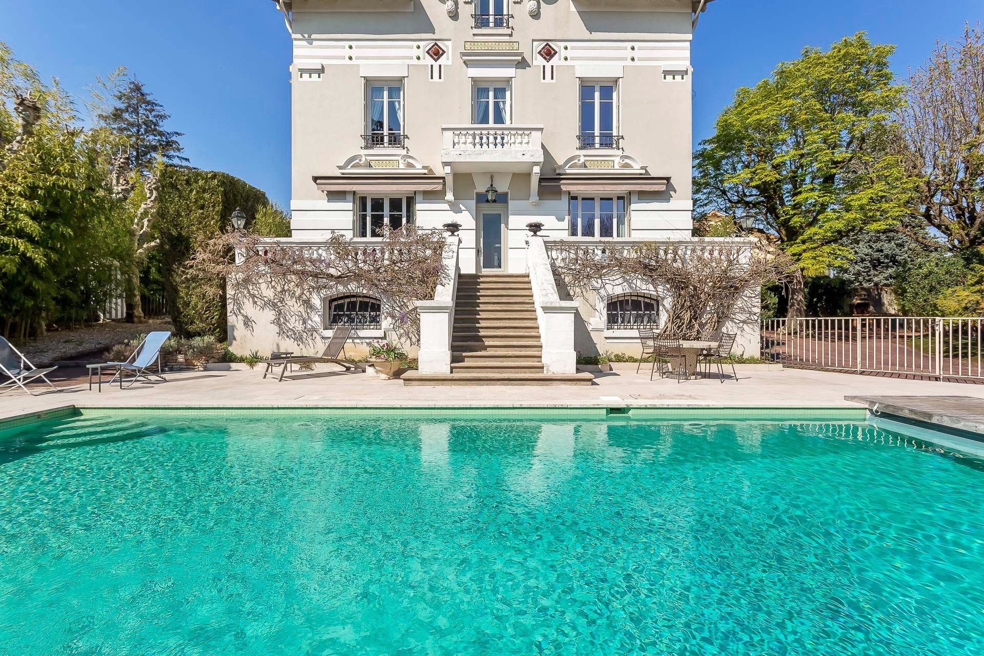 luxury house 9 Rooms for sale on CALUIRE ET CUIRE (69300)