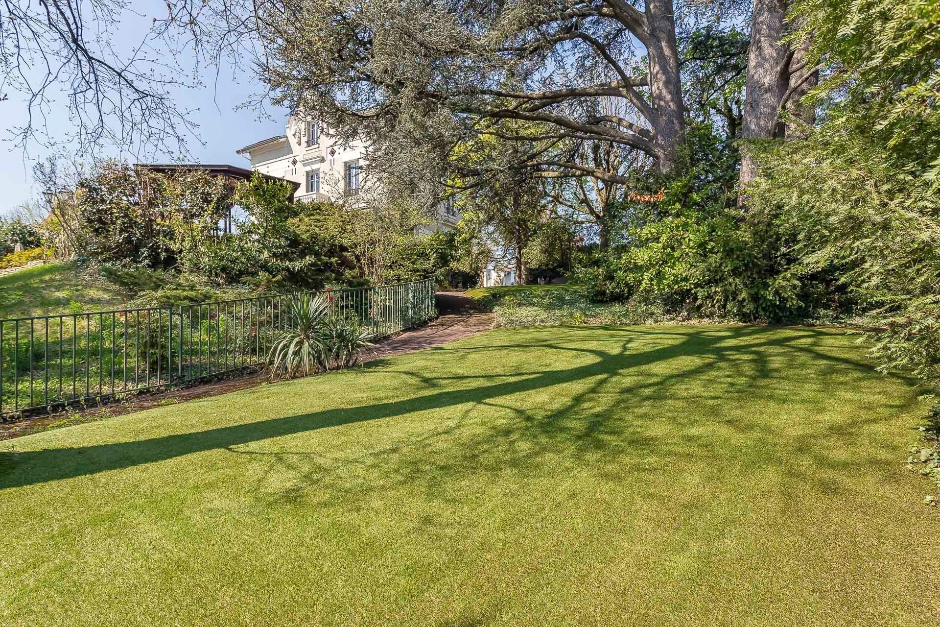 luxury house 9 Rooms for sale on CALUIRE ET CUIRE (69300)
