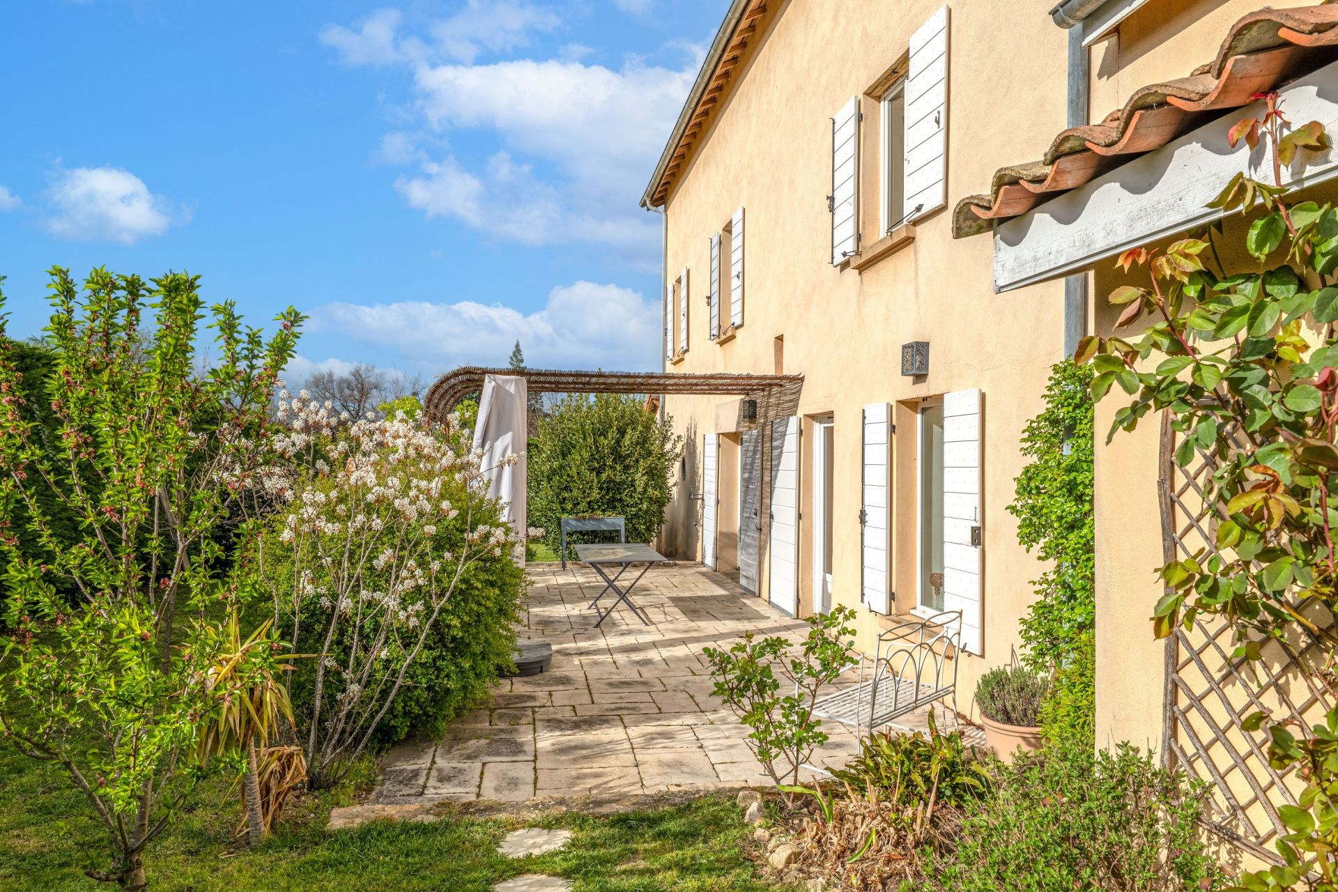 luxury house 8 Rooms for sale on CRAPONNE (69290)