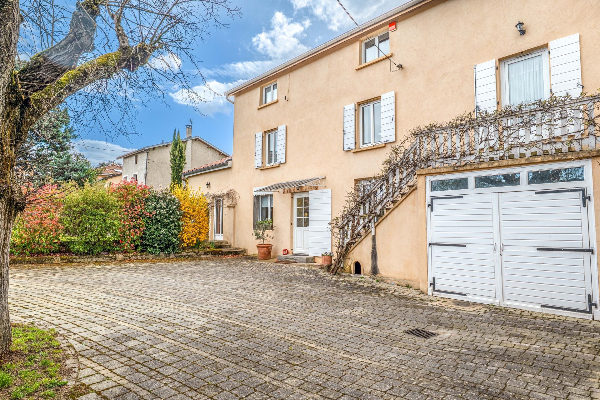 luxury house 8 Rooms for sale on CRAPONNE (69290)