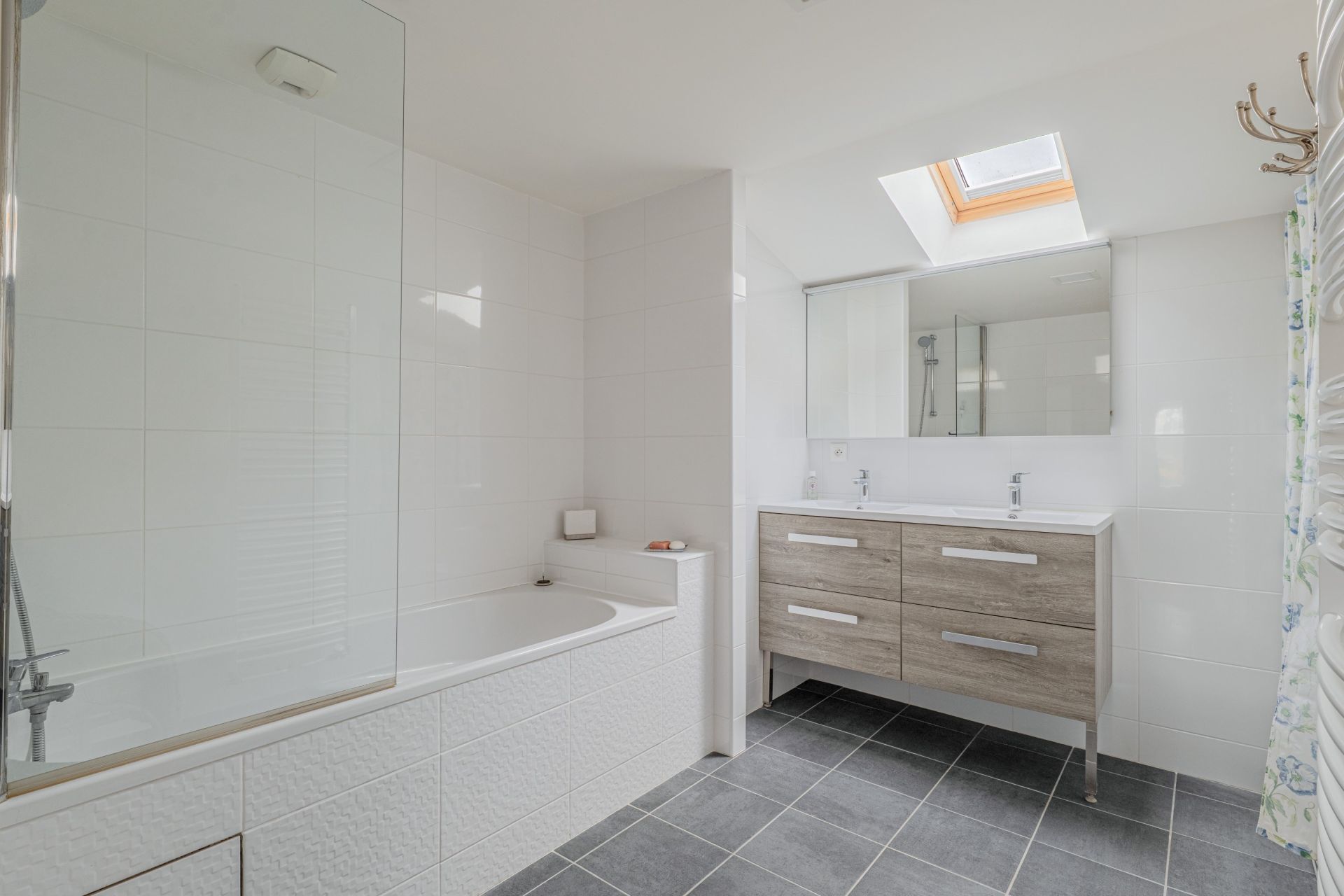 luxury house 8 Rooms for sale on CRAPONNE (69290)
