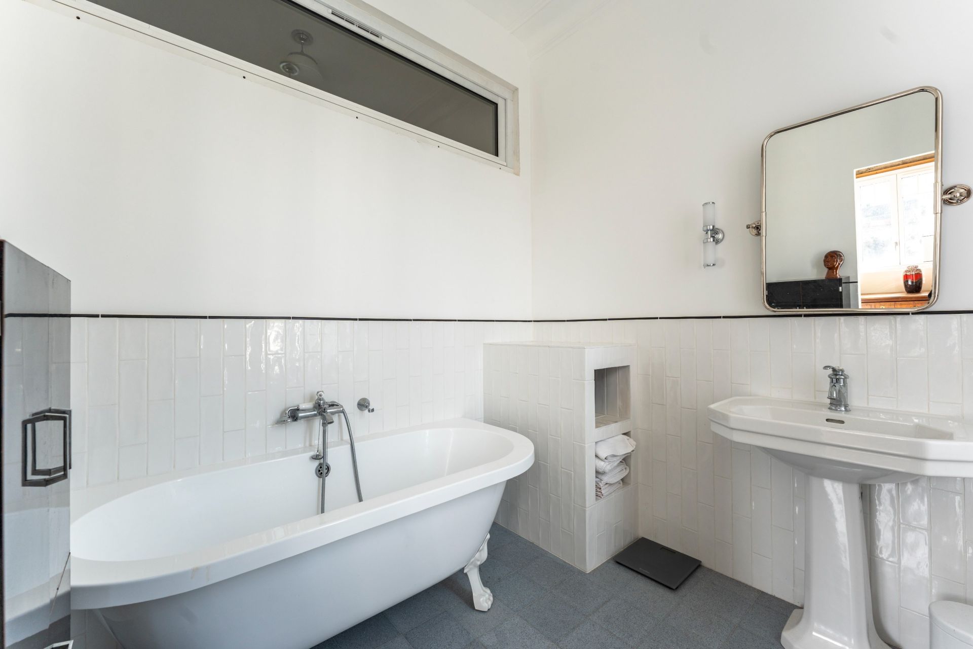 luxury property 5 Rooms for sale on MONTPELLIER (34000)