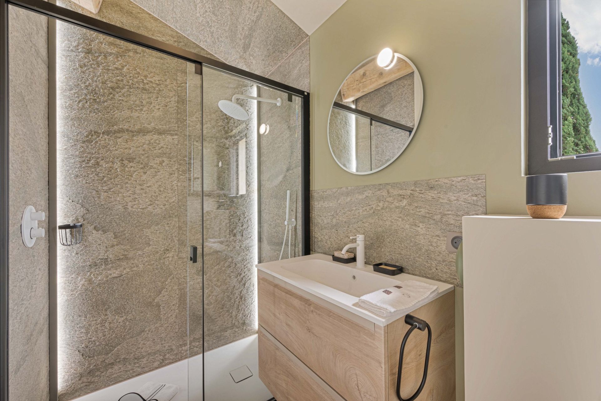 luxury house 7 Rooms for sale on EYGALIERES (13810)