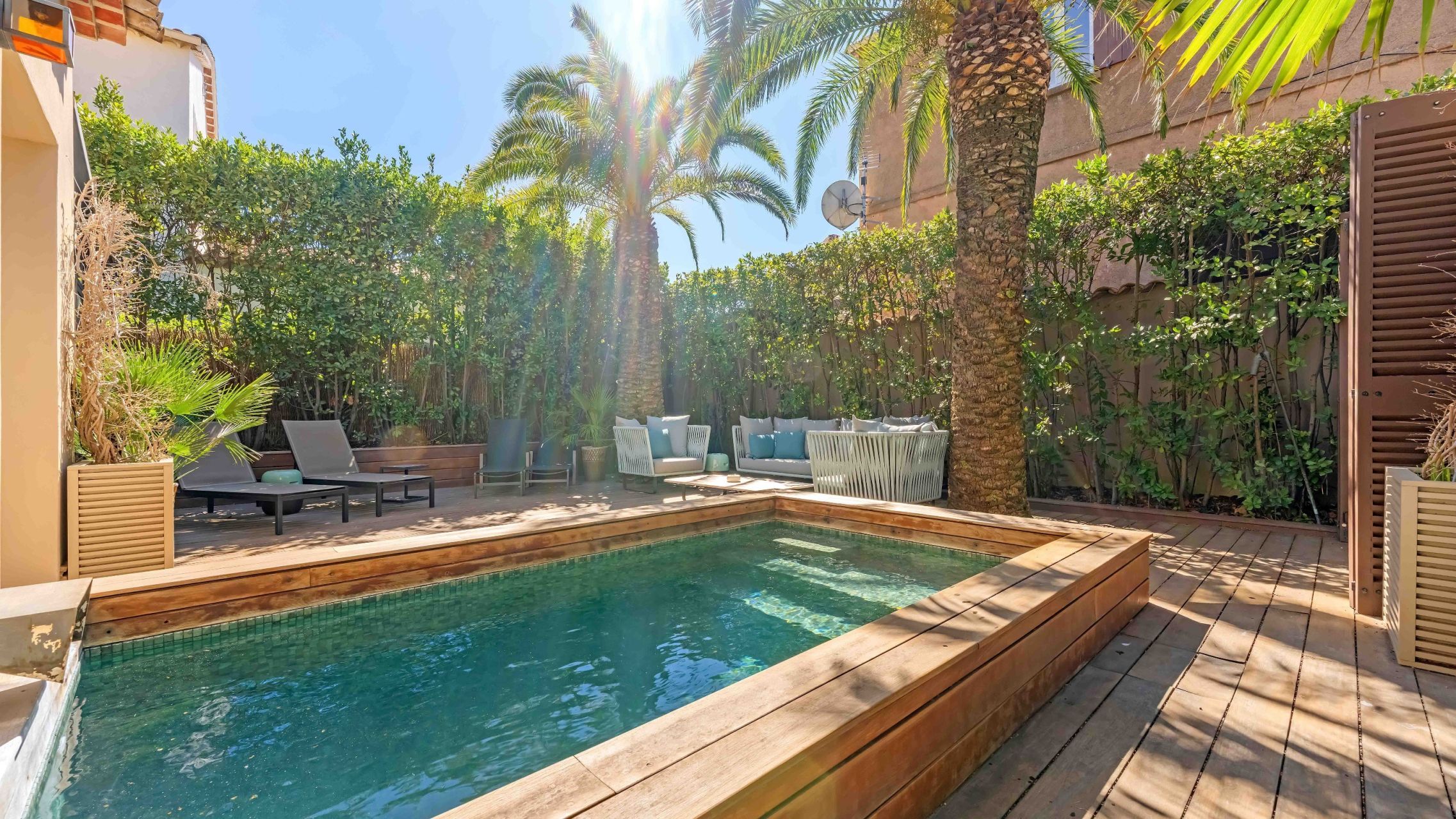 luxury house 8 Rooms for sale on ST TROPEZ (83990)