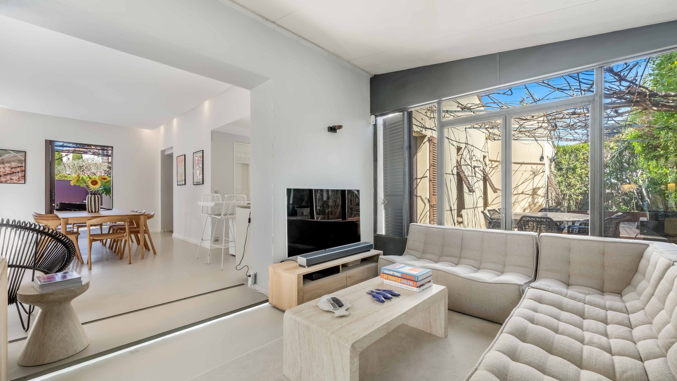 luxury house 8 Rooms for sale on ST TROPEZ (83990)