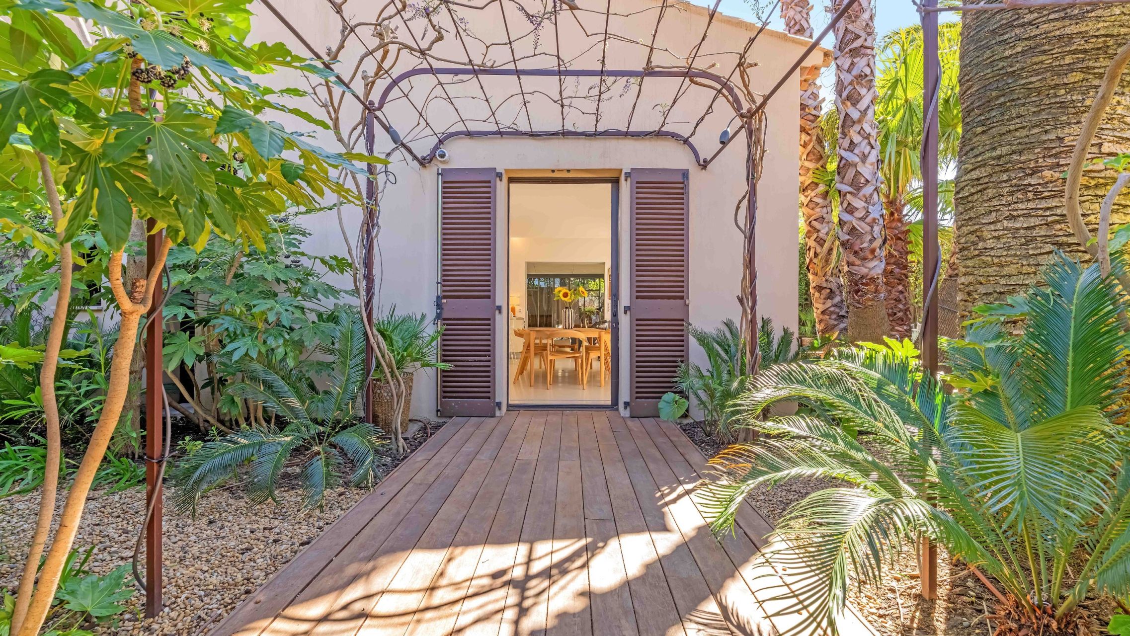 luxury house 8 Rooms for sale on ST TROPEZ (83990)