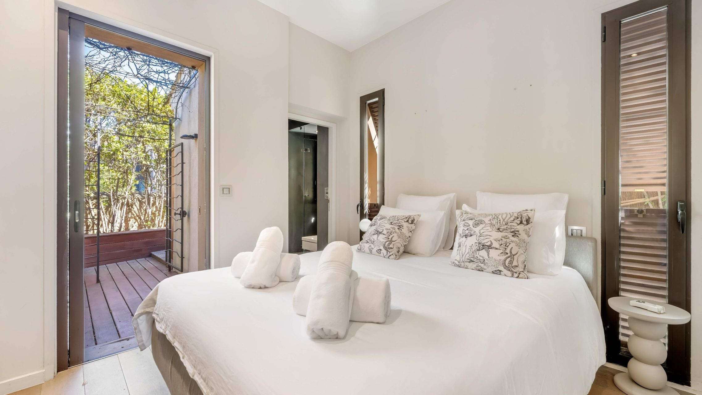 luxury house 8 Rooms for sale on ST TROPEZ (83990)