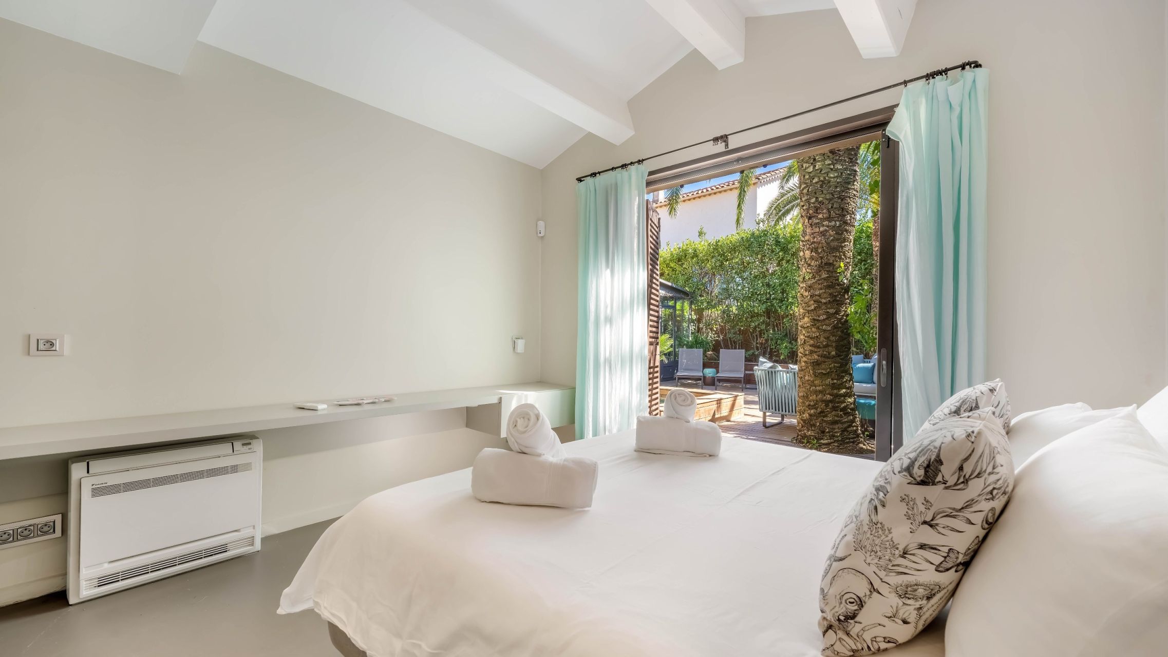 luxury house 8 Rooms for sale on ST TROPEZ (83990)