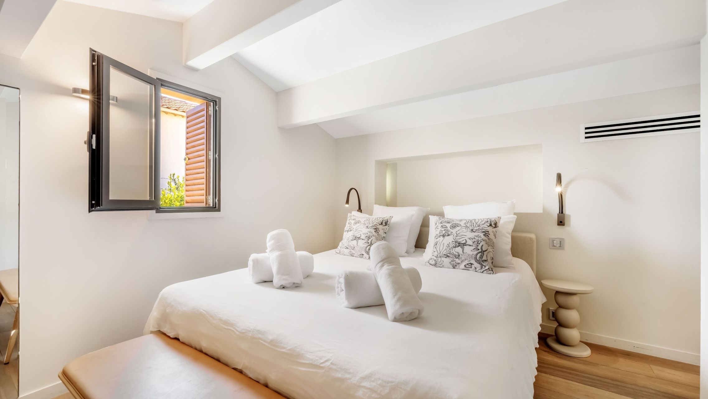 luxury house 8 Rooms for sale on ST TROPEZ (83990)