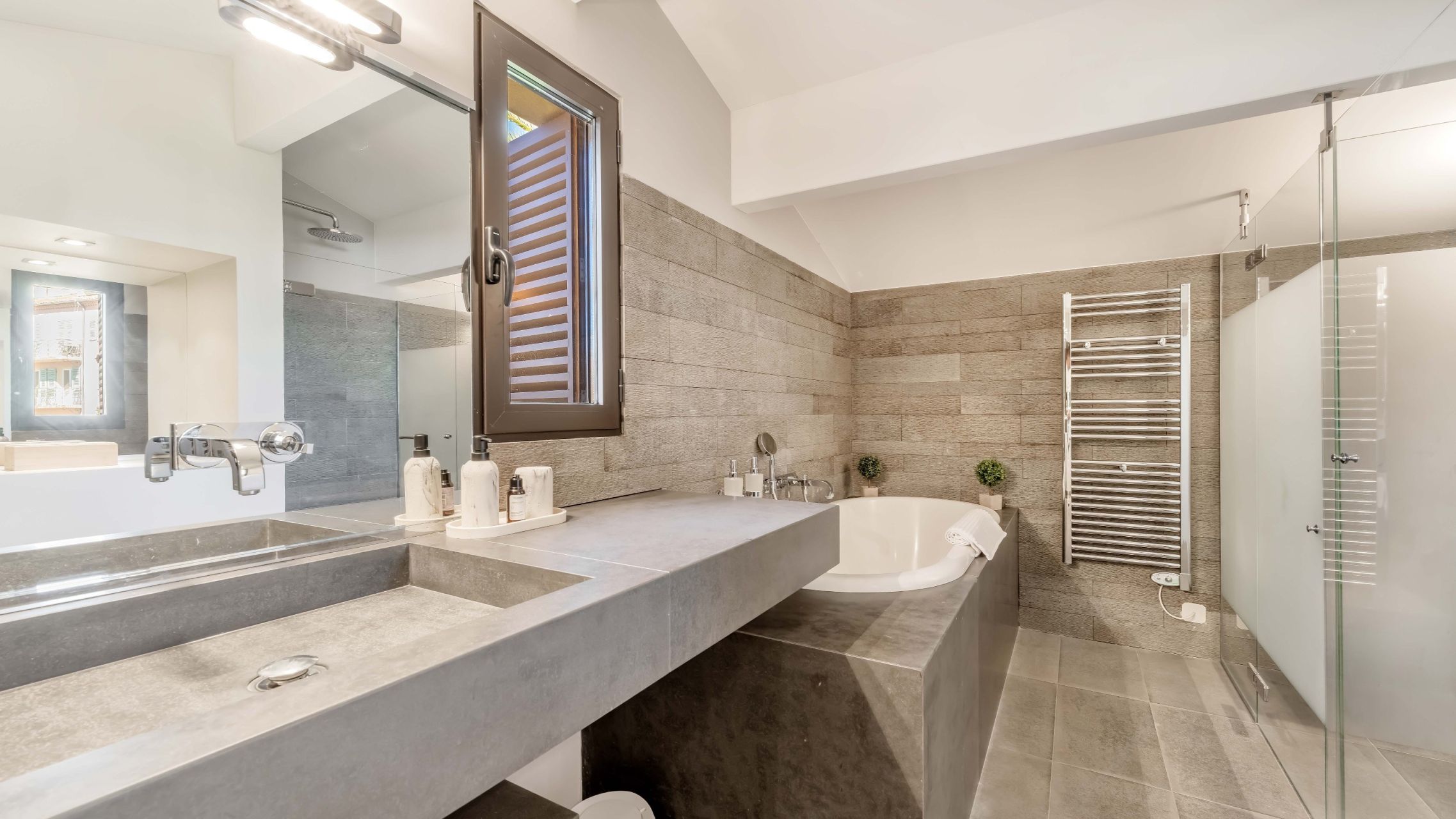 luxury house 8 Rooms for sale on ST TROPEZ (83990)