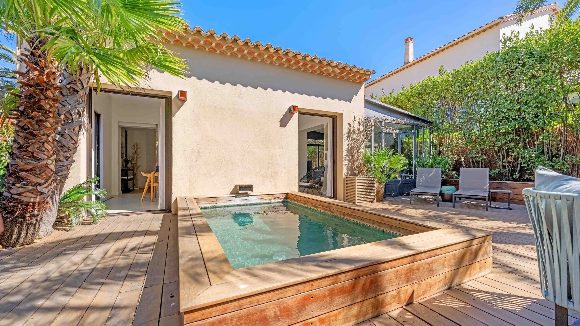 luxury house 8 Rooms for sale on ST TROPEZ (83990)